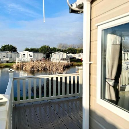 Stunning Caravan With Full Lake View At Southview Holiday Park Ref 33004Ml Skegness Exterior photo
